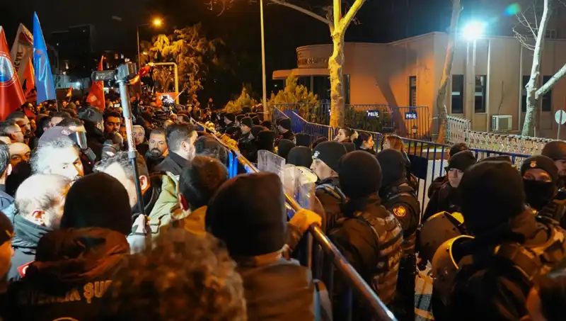 Ekrem İmamoğlu’na Yönelik Protestolar: 53 Gözaltı, 16 Yaralı Polis