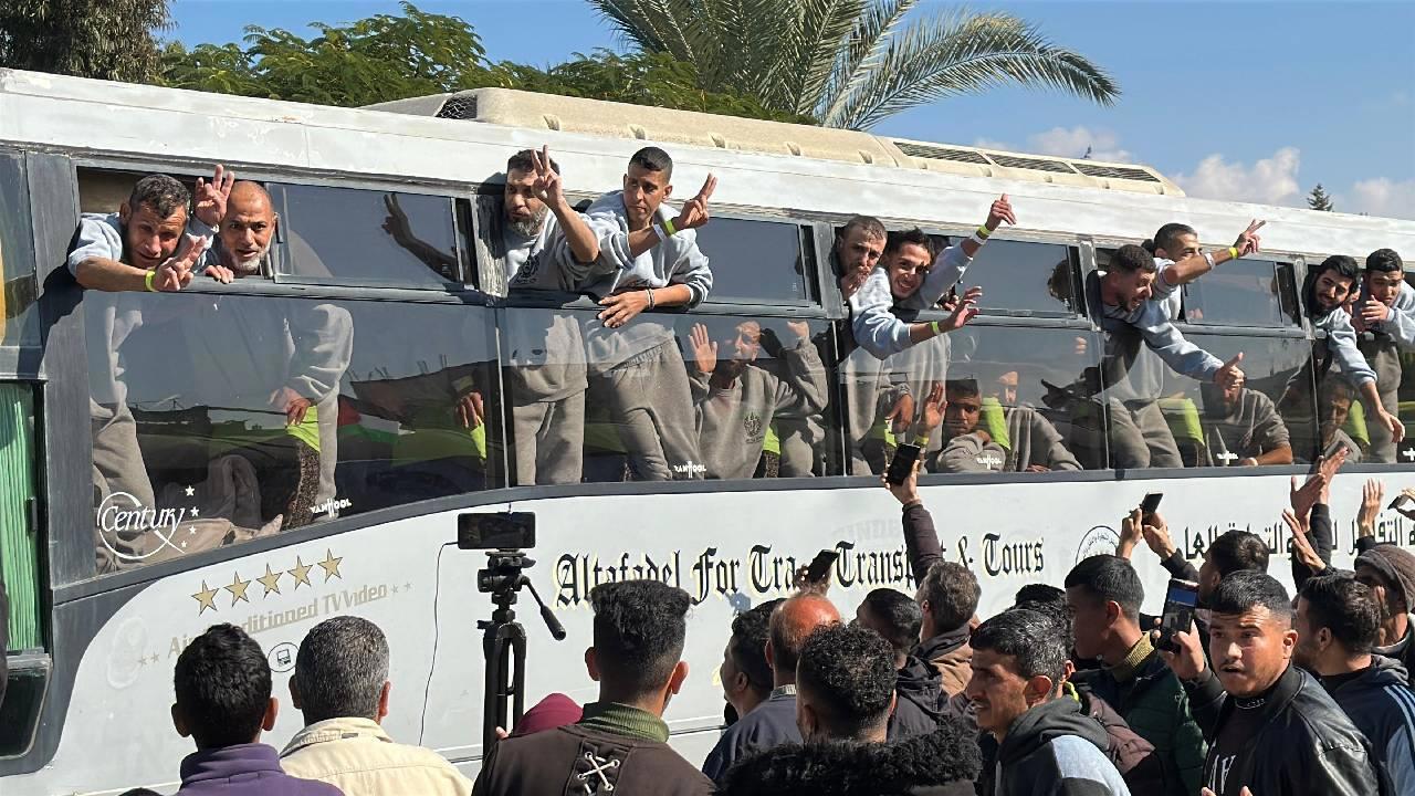 İsrail ile Filistin arasında gerçekleşen rehine takasında 183 Filistinli serbest bırakıldı.