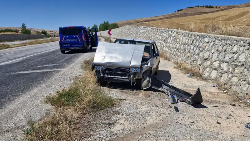 Kontrolden Çıkan Otomobilin Çarptığı Duvar, İki Kişinin Yaralanmasına Neden Oldu