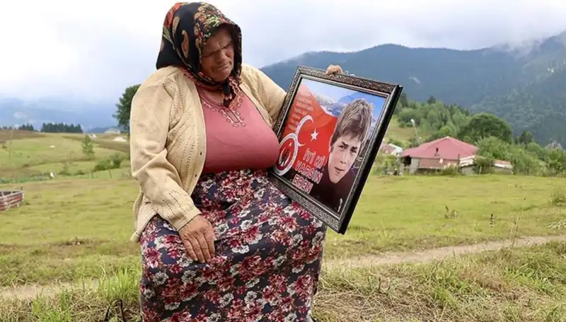 DEM Parti, Eren Bülbül'ün Anneler Günü Kutlamasında Duygu Dolu Anlar Yaşadı