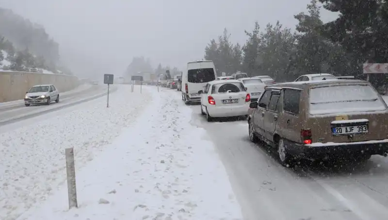 Denizli-Antalya Kara Yolunda Kar Alarmı: Trafik Kilitlendi!
