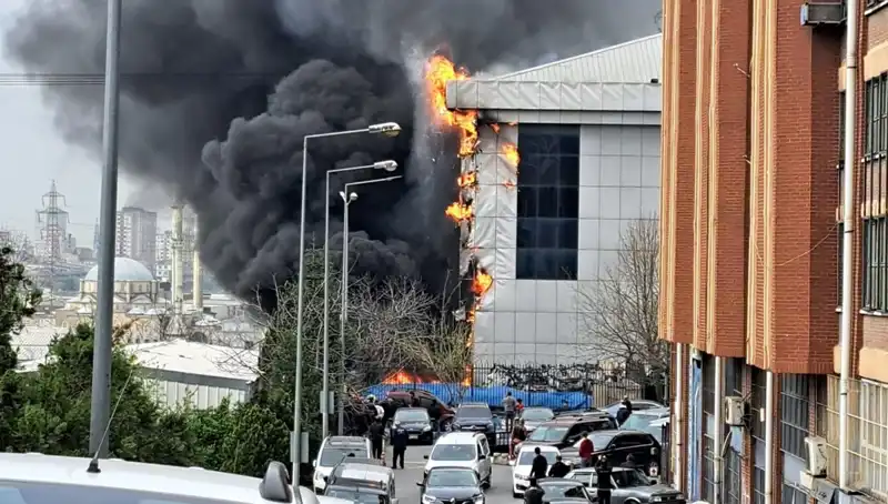 Başakşehir’de Sanayi Sitesinde Korkutan Yangın: Yangın Söndürme Çalışmaları Sürüyor