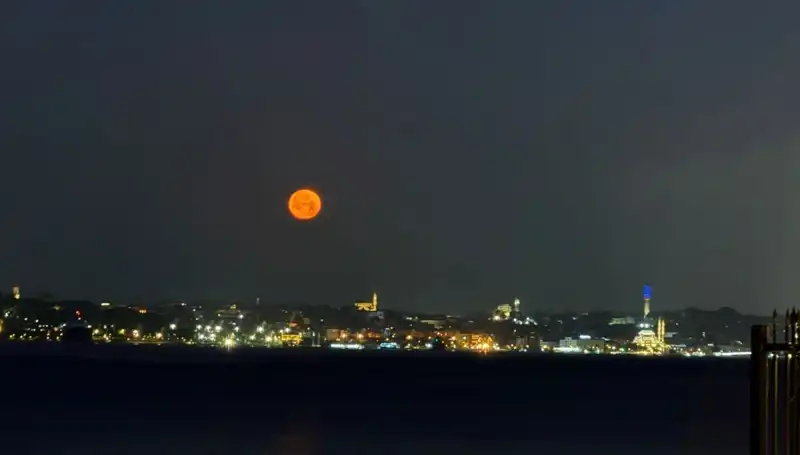 İstanbul'da Büyüleyici "Çilek Dolunayı" Manzaraları: Kaçırmayın!