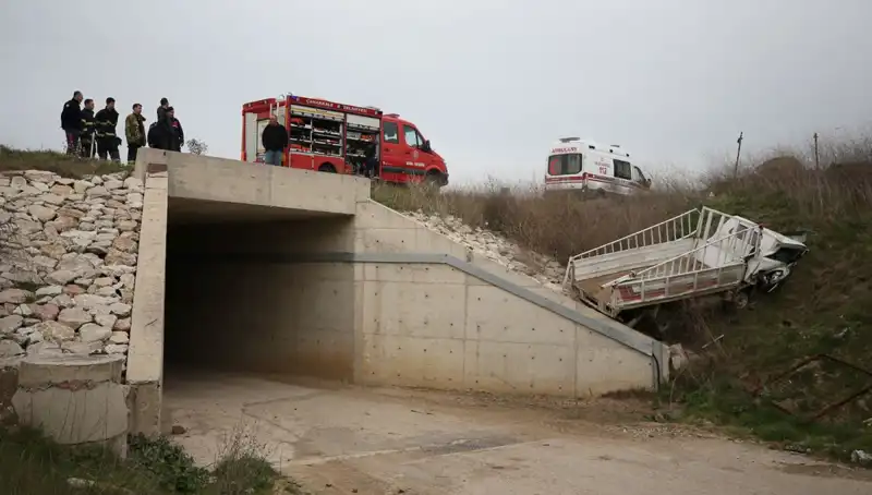 Kamyonet Alt Geçide Düştü: Korkunç Kaza Sonucu Bir Can Kaybı!