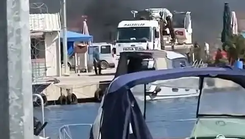 Tuzla Balıkçı Barınağında PVC Lastik Yangını, Maddi Hasar Büyüktü