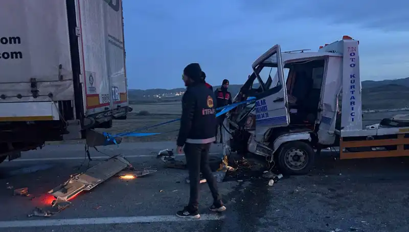 Yardıma Durdu, Arkadan Gelen Çekiciyle Feci Kaza: 4 Yaralı