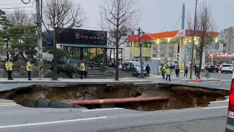 Güney Kore’de Motosiklet Yutan Dev Çukur: Hayat Kayıplarına Neden Oldu