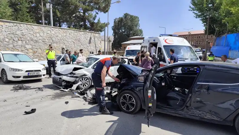 Bitlis'te Korkunç Trafik Kazası: 10 Kişi Yaralandı