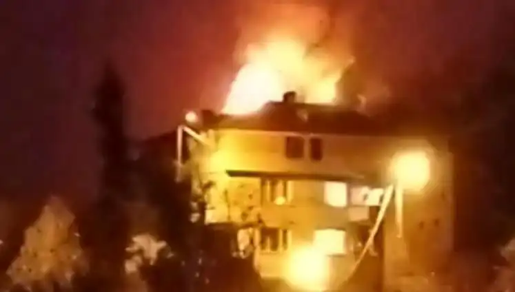 Saman Yüklü Çatı Alev Alev Yandı, Mahalleli Panik İçinde Sokaklara Döküldü