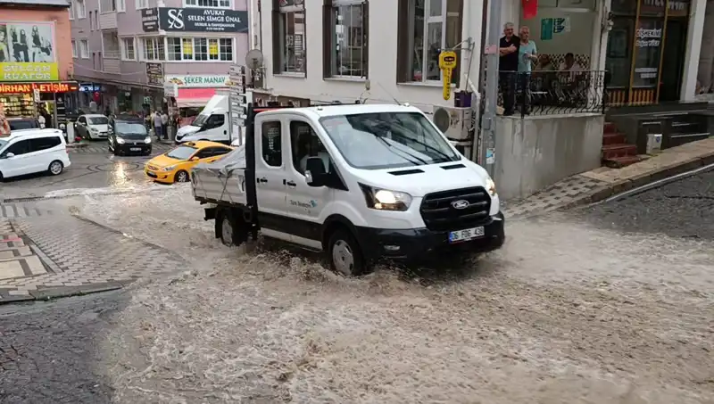 10 Dakikada Yağmur Zamanı: Su Baskınları Şehri Sarmaladı!