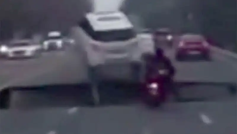 Güney Kore Otoyolunda Dev Çukur: Motosiklet Yutuldu, Kazalar Artıyor!