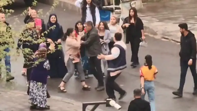 Adliye Önünde Tekmeli Yumruklu Kavga: İstanbul'da Şok Edici Olay!